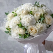 Букет с гвоздиками &laquo;Белый вальс&raquo; 0