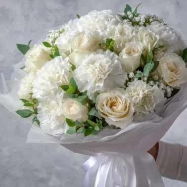 Букет с гвоздиками «Белый вальс»