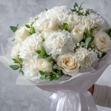 Букет с гвоздиками «Белый вальс»