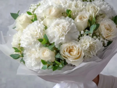 Букет с гвоздиками «Белый вальс»