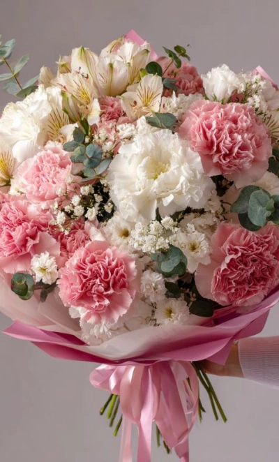 Букет с гвоздиками «Нежный румянец»