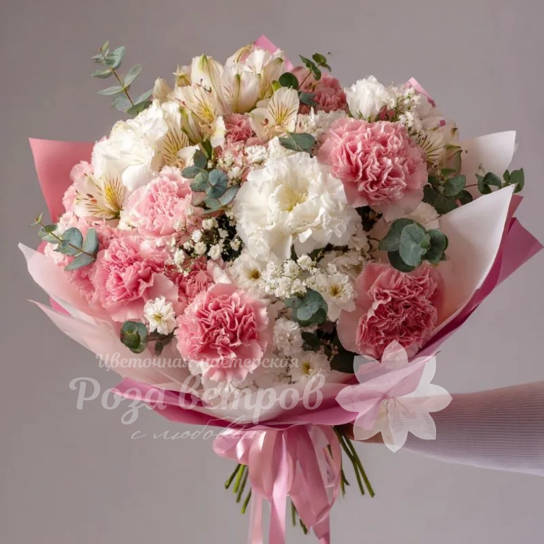 Букет с гвоздиками &laquo;Нежный румянец&raquo;