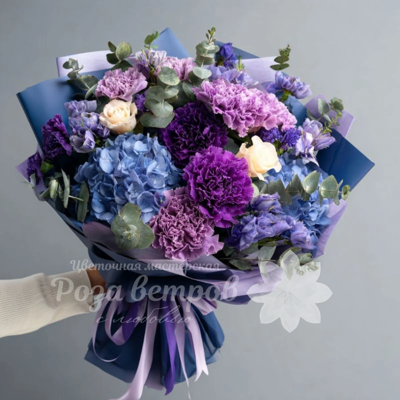 Букет с гвоздиками &laquo;Лунный свет&raquo;