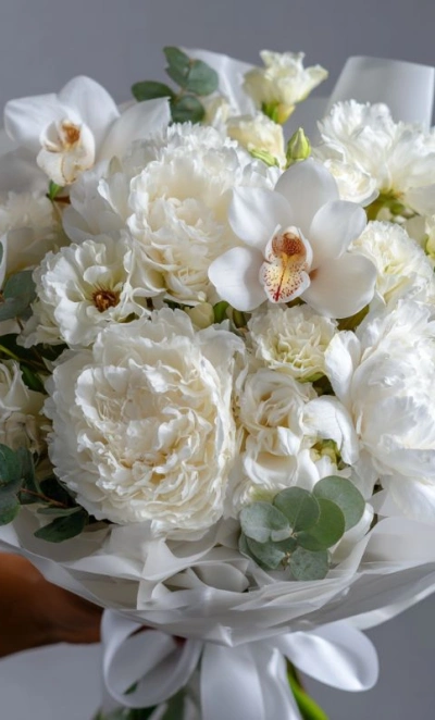 Букет с пионами «Снежное прикосновение»