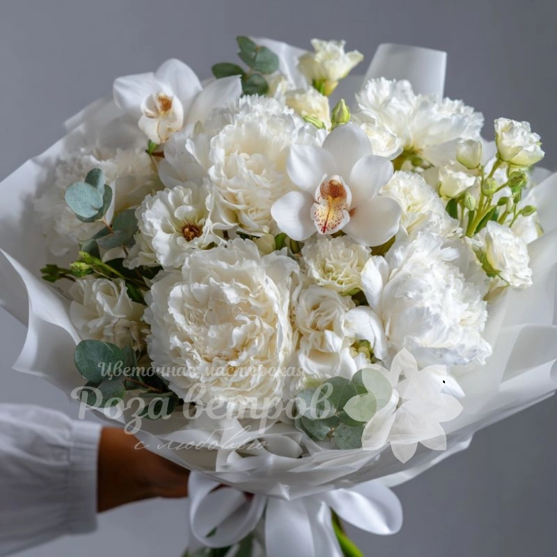 Букет с пионами &laquo;Снежное прикосновение&raquo;