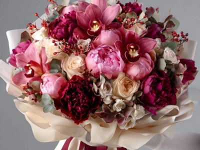 Букет с пионами «Рубиновая вуаль»