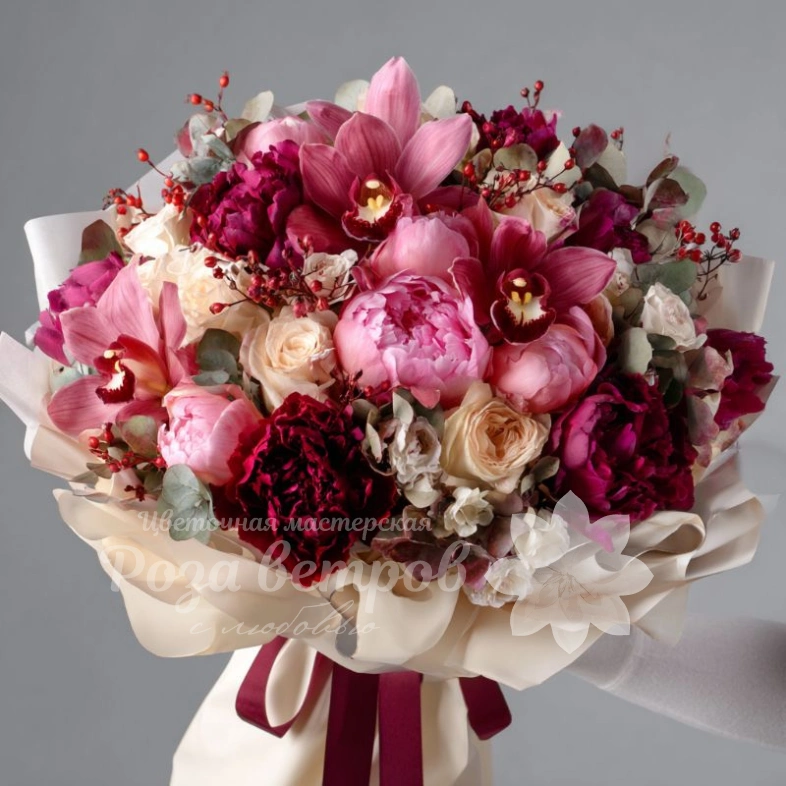Букет с пионами &laquo;Рубиновая вуаль&raquo;