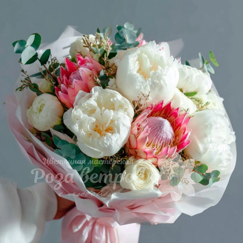 Букет с пионами &laquo;Румяный этюд&raquo;