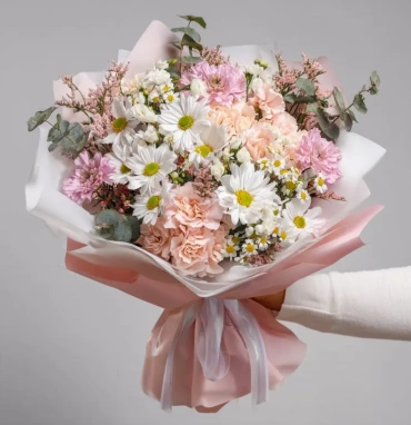 Букет с хризантемами «Полевое чудо»