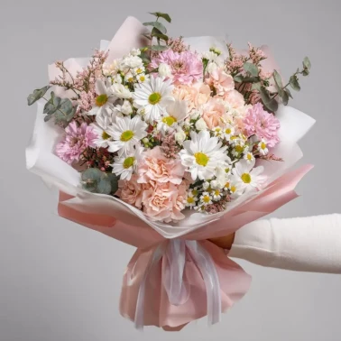 Букет с хризантемами «Полевое чудо»