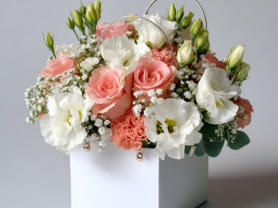 Композиция в сумочке «Цветочный комплимент»