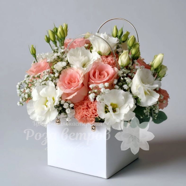 Композиция в сумочке &laquo;Цветочный комплимент&raquo;
