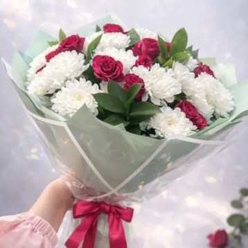 Букет из кустовой розы и  хризантемы «Нежное признание»