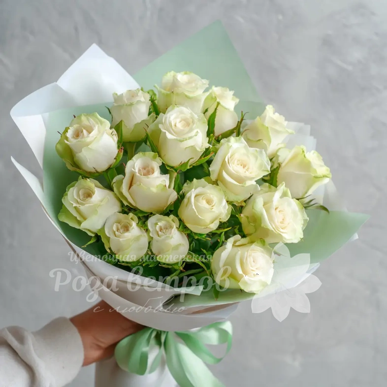 15 белых роз российских