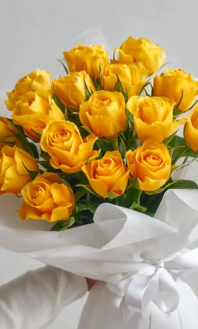 15 желтых кенийских роз 40 см