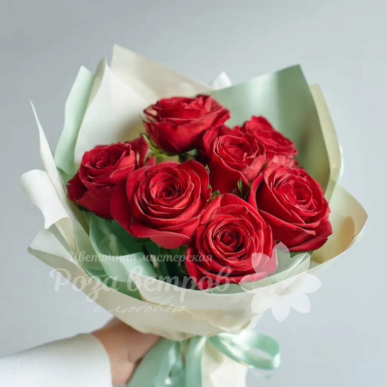 Красные розы &laquo;Летящий огонь&raquo;