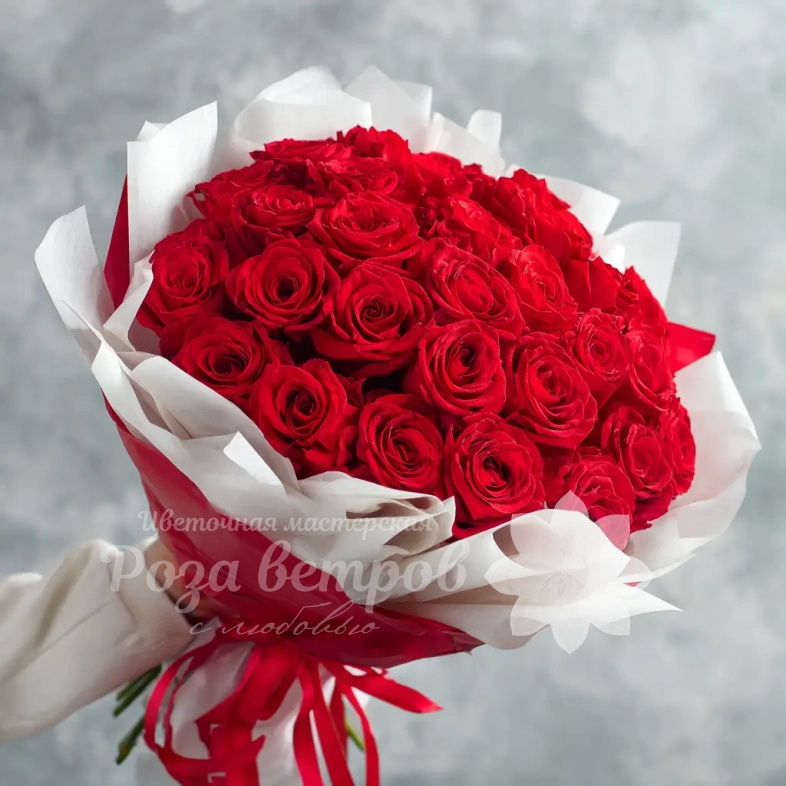 Красные розы &laquo;Карминовый взгляд&raquo;